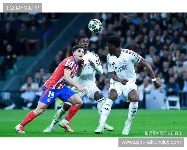 皇马边路插入后精确回传导致门前混乱并得分