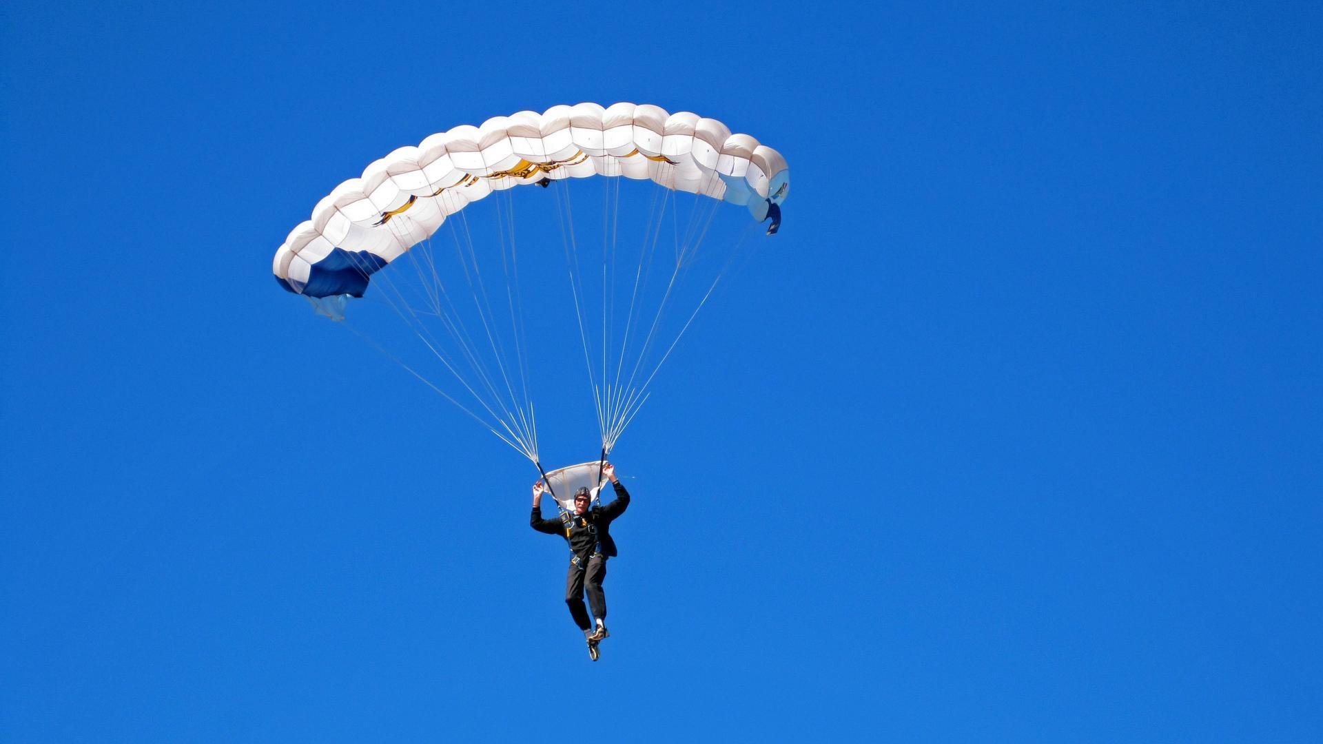 世界铁人三项赛程公布 国内选手备战步入冲刺阶段，世界铁人三项logo